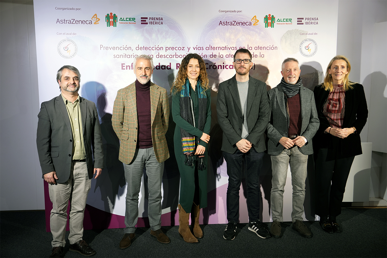 De izquierda a derecha: Juan Carlos Julián, director general de la Federación Nacional de Asociaciones para la Lucha contra las Enfermedades de Riñón (ALCER); Emilio Sánchez, presidente de la Sociedad Española de Nefrología (SEN); Alba Ancochea, sustainability and SHE Lead de Astrazéneca; Héctor Tejero, responsable de Salud y Cambio Climático en el Gabinete de la Ministra de Sanidad; Fernando Valladares, profesor de investigación en el Museo Nacional de Ciencias Naturales del CSIC y profesor de Ecología en la Universidad Rey Juan Carlos y Carmen Aláez, secretaria general adjunta de la Federación Española de Empresas de Tecnología Sanitaria (FENIN).