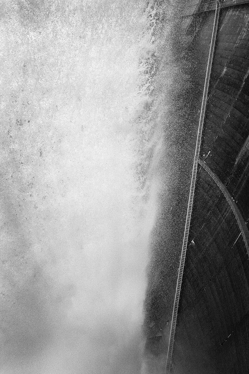 Salto de agua en la Presa del Eume, la cual ayuda a bajar el nivel de la presa y aprovecha al máximo la generación de energía eléctrica.