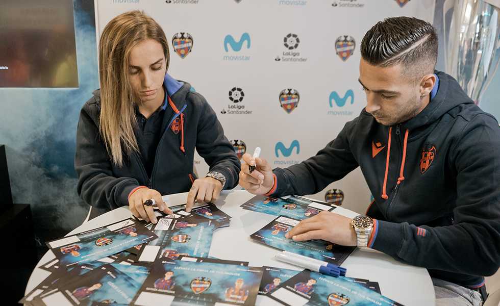 Sergio León y Natasa Andonova comienzan el acto de firmas