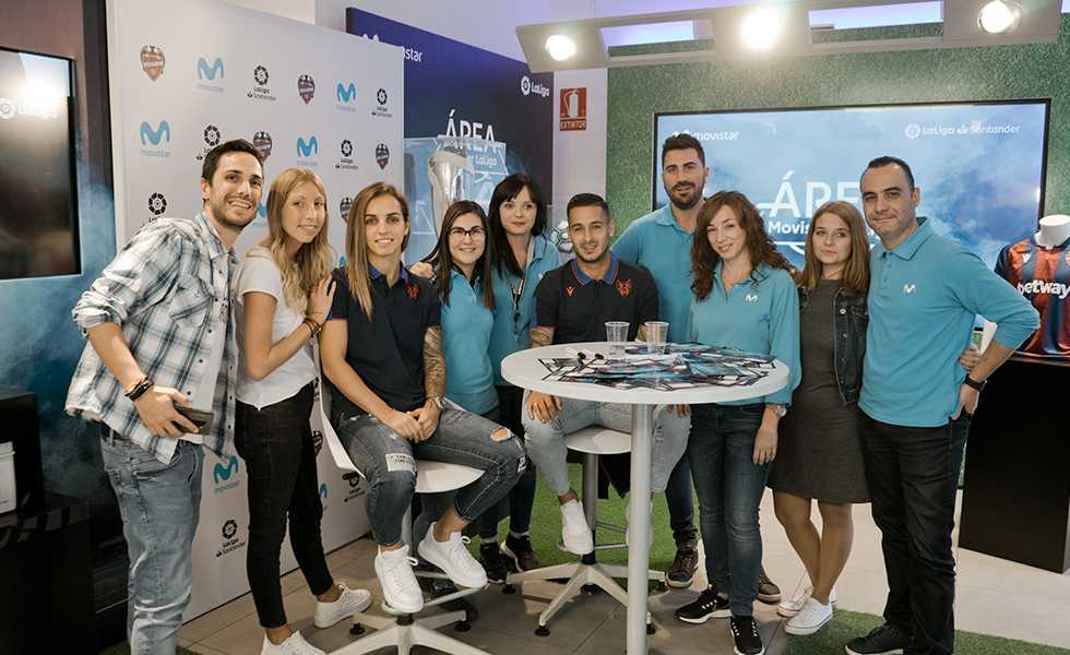 Una foto de familia con los responsables de la tienda y del evento