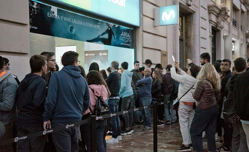 La cola en los aledaños de la tienda Movistar