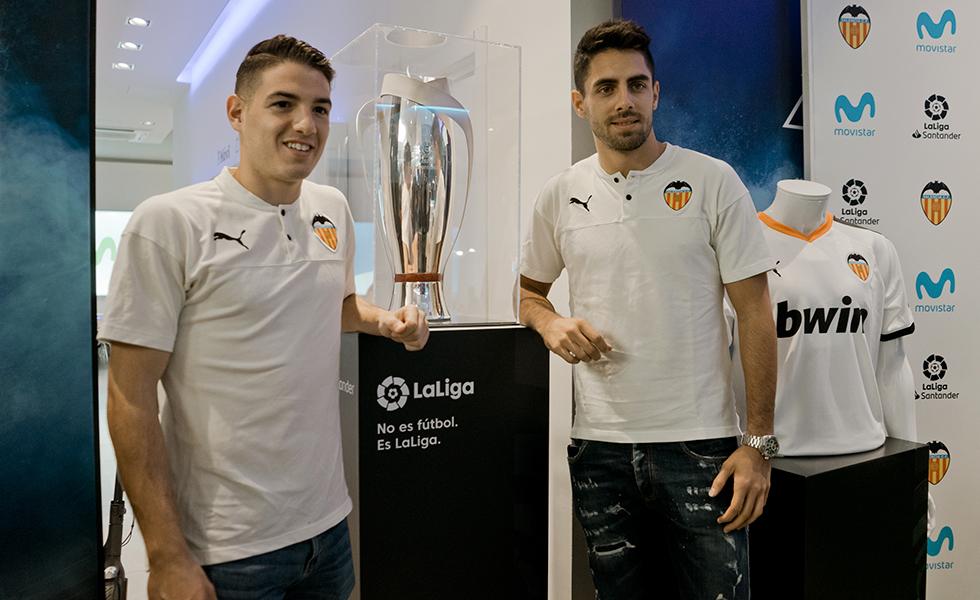 Manu Vallejo y Rubén Sobrino posan con la copa