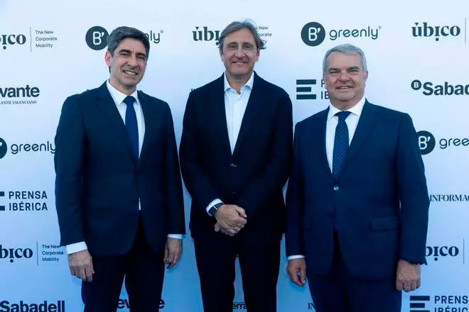 Andrés Sánchez (director general de Prensa Ibérica en la Comunitat Valenciana, Murcia y Andalucía), Lalo Salvo (Power Electronics) y Fernando Canós (director general adjunto y director Territorial Este del Banco Sabadell). / Miguel Angel Montesinos.