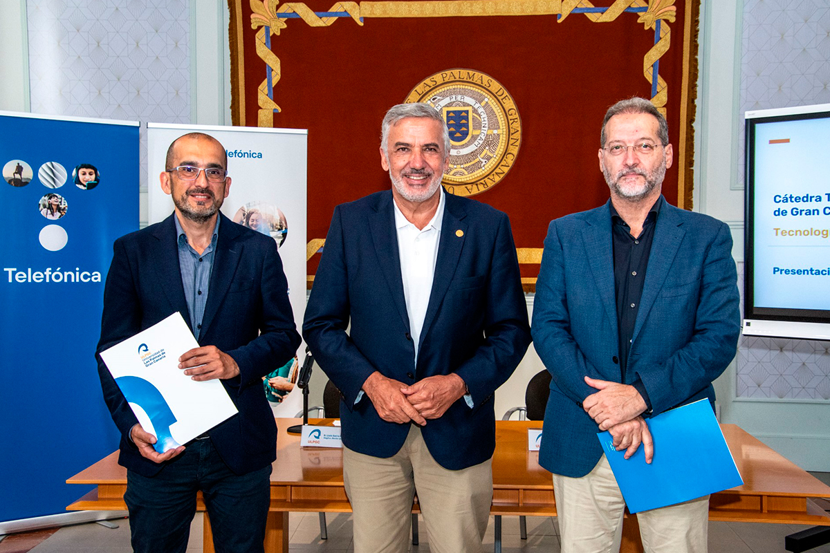 De izquierda a derecha. El director de la Cátedra Telefónica de la ULPGC, David Sánchez; el rector de la ULPGC, Lluís Serra, y el director de Telefónica España en Canarias, Juan Flores.